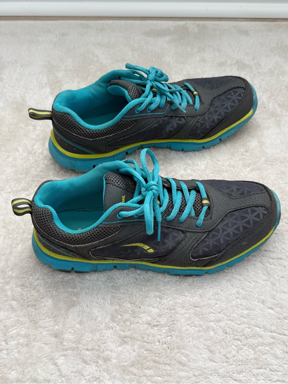 LA Gear Sneakers, Leather and mesh upper, Size 8.5